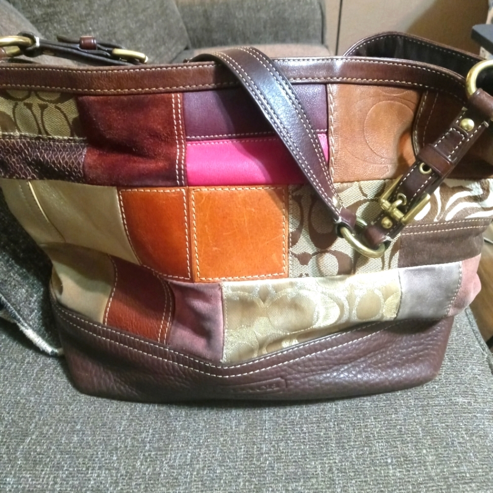 Coach handbag comes with dust bag